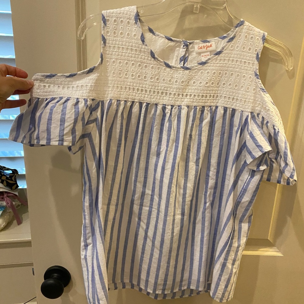 Peekaboo sleeve top